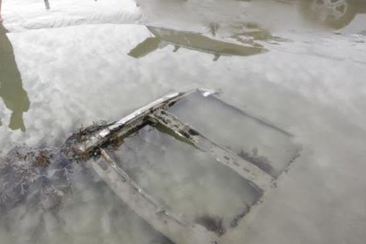 Buried wreck revealed by low tide in Invercargill